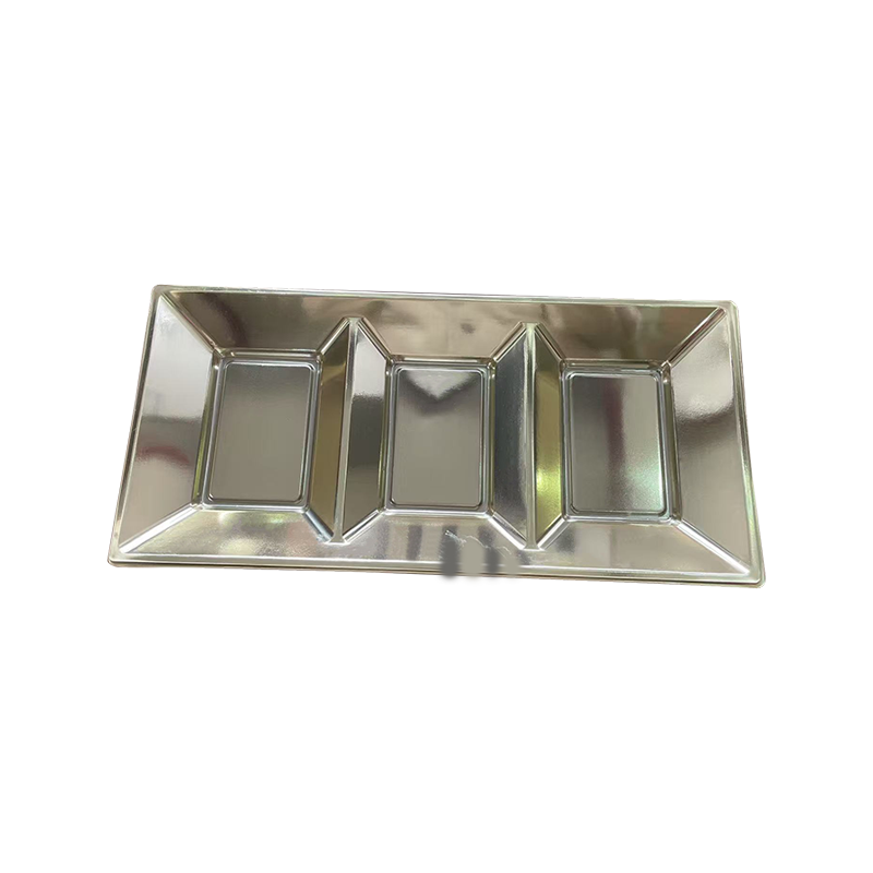 Серебряный пластиковый поднос для закусок с тремя решетками.
