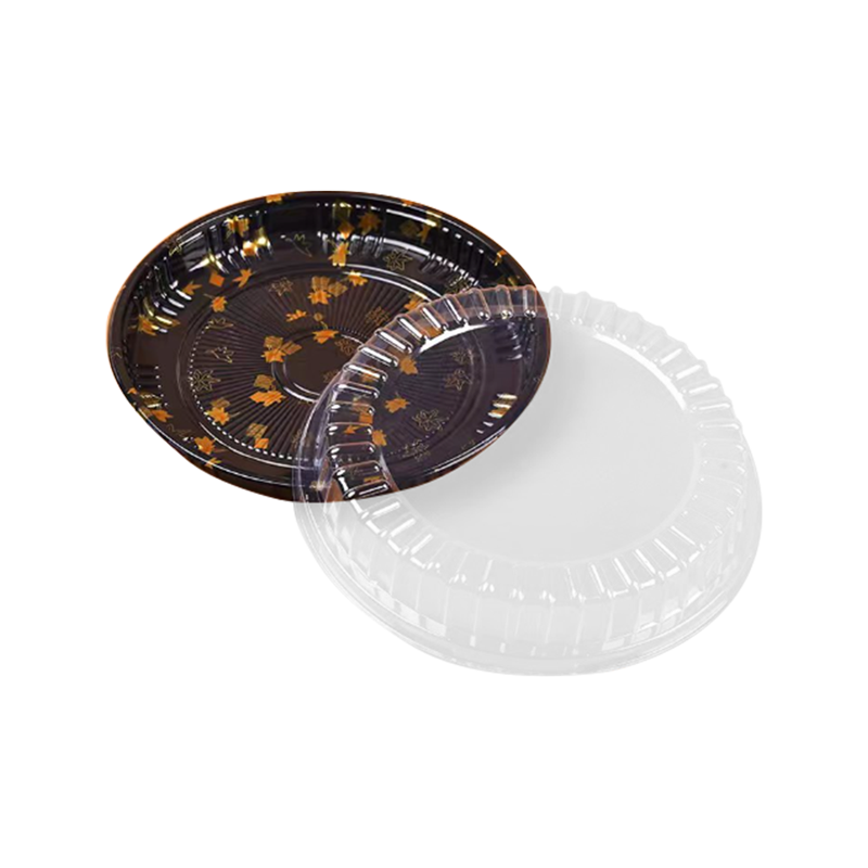 Одноразовый поднос для суши на вынос с прозрачной крышкой.