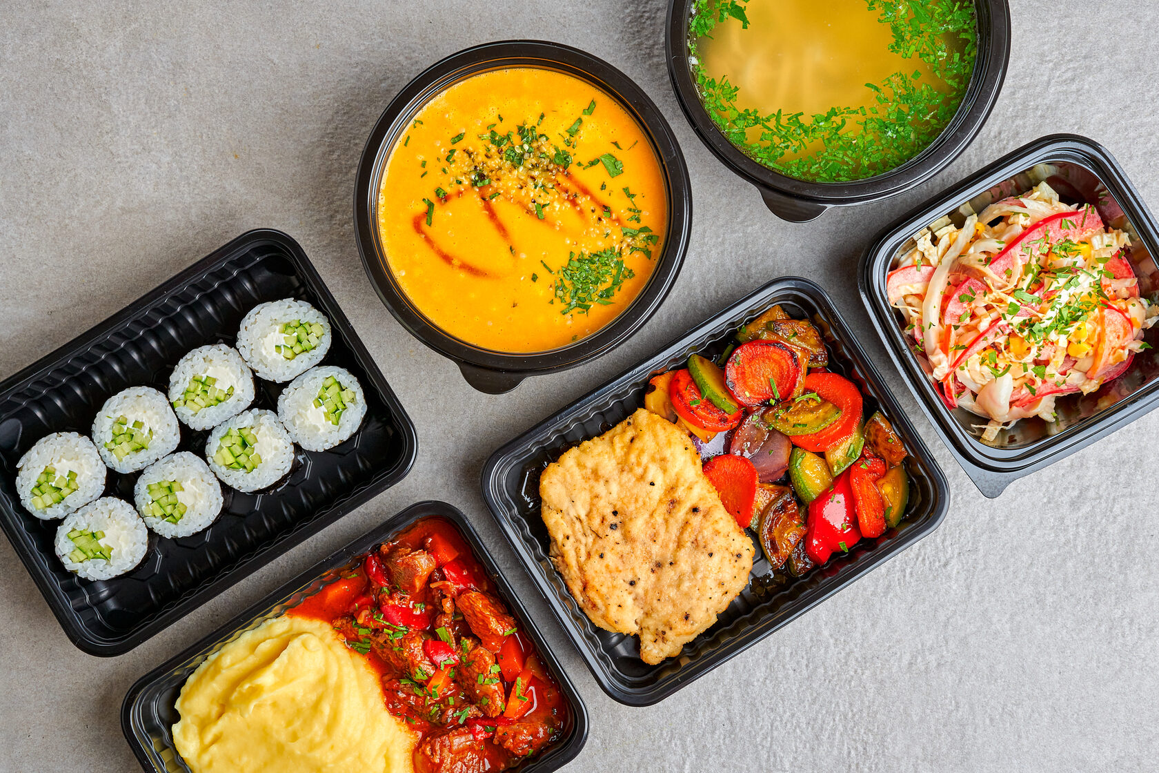 Как конструкция пищевых лотков из ПЭТ-пластика влияет на их способность сохранять качество и свежесть продуктов?