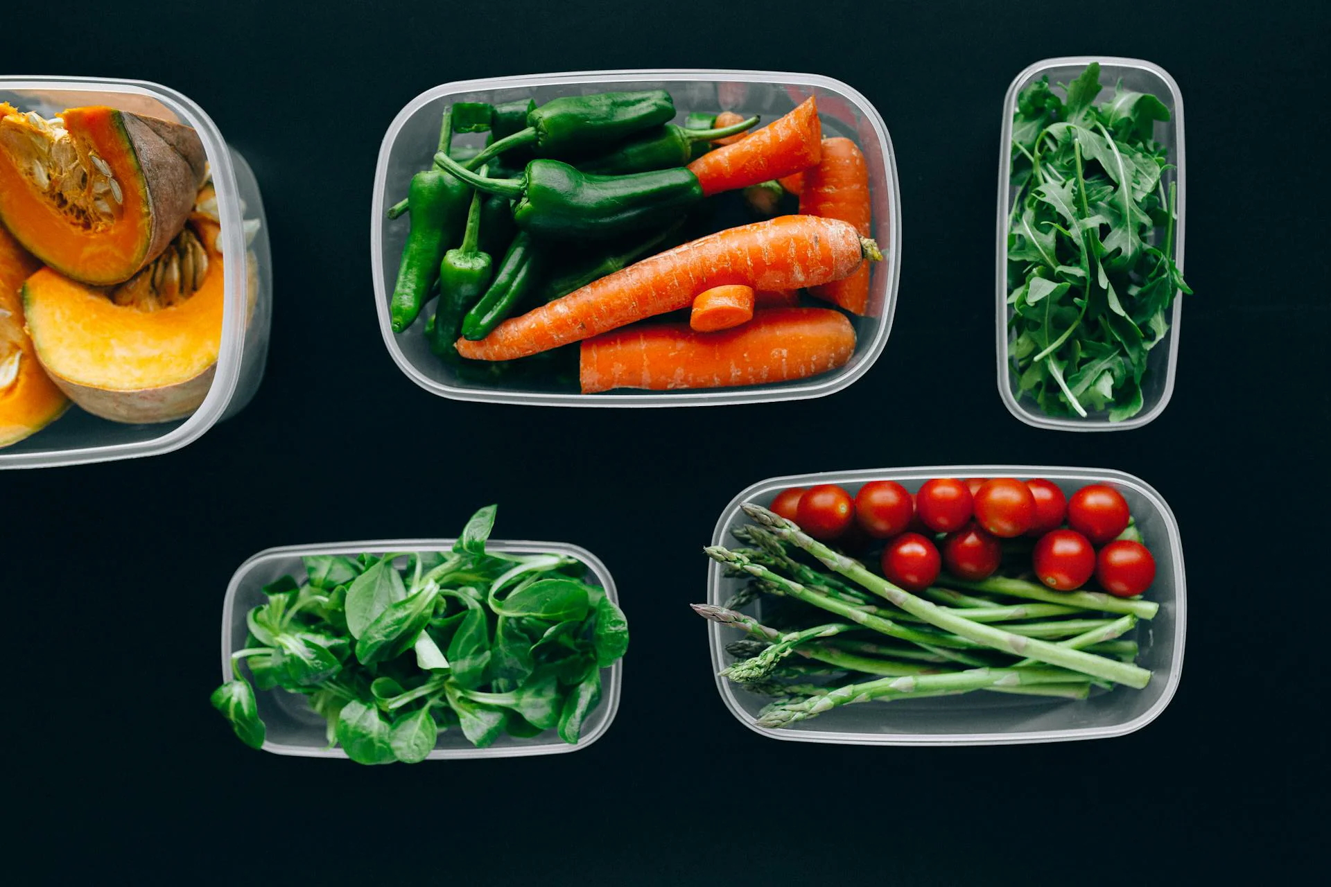 Как лучше всего хранить выпечку в одноразовой пластиковой коробке для кондитерских изделий, чтобы она не намокла и не повредилась?