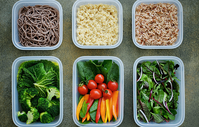 Каковы наилучшие методы штабелирования и соединения пластиковых упаковочных коробок для оптимизации использования пространства и предотвращения деформации или опрокидывания?